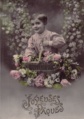 Un enfant souriant parmi les fleurs de P&acirc;ques